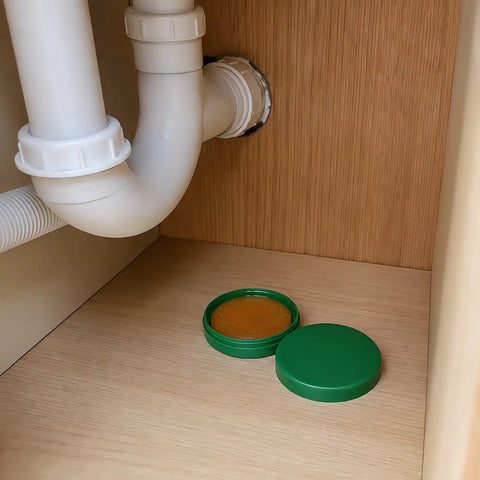 Detrás del refri, bajo el lavabo