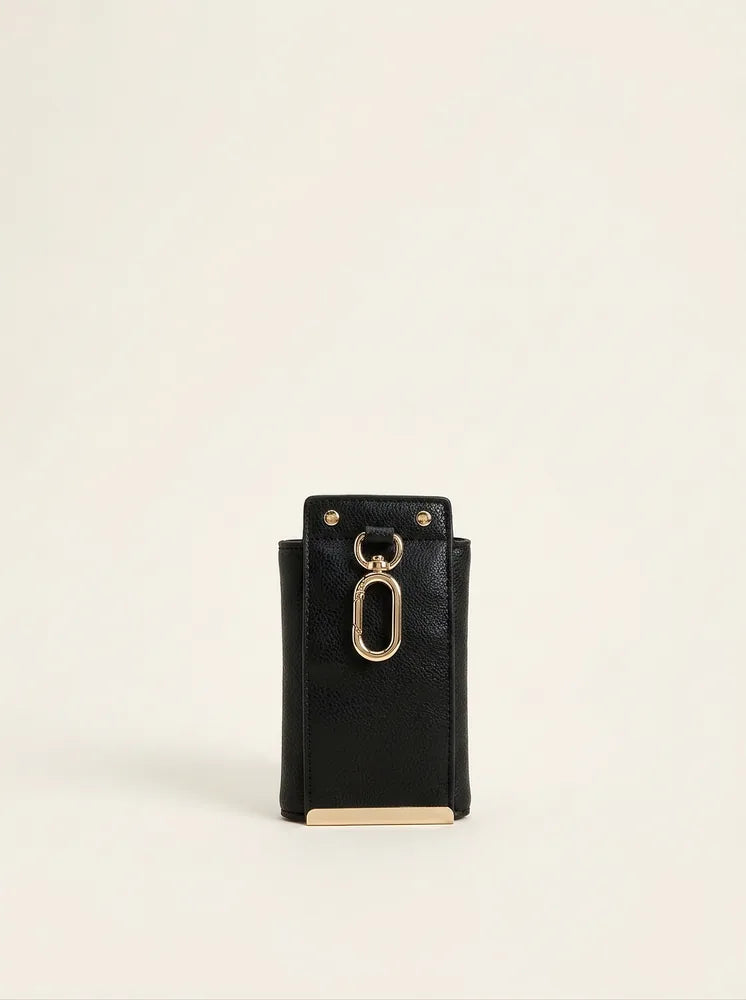 La Pocket Tote guardada en su funda, colgando de un bolso