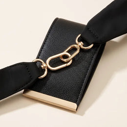 Funda de piel sintética con mosquetón dorado
