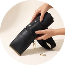 La bolsa enrollándose dentro de su funda