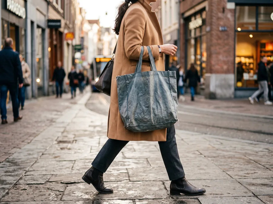 Bolsa de tela del súper que no combina con el atuendo