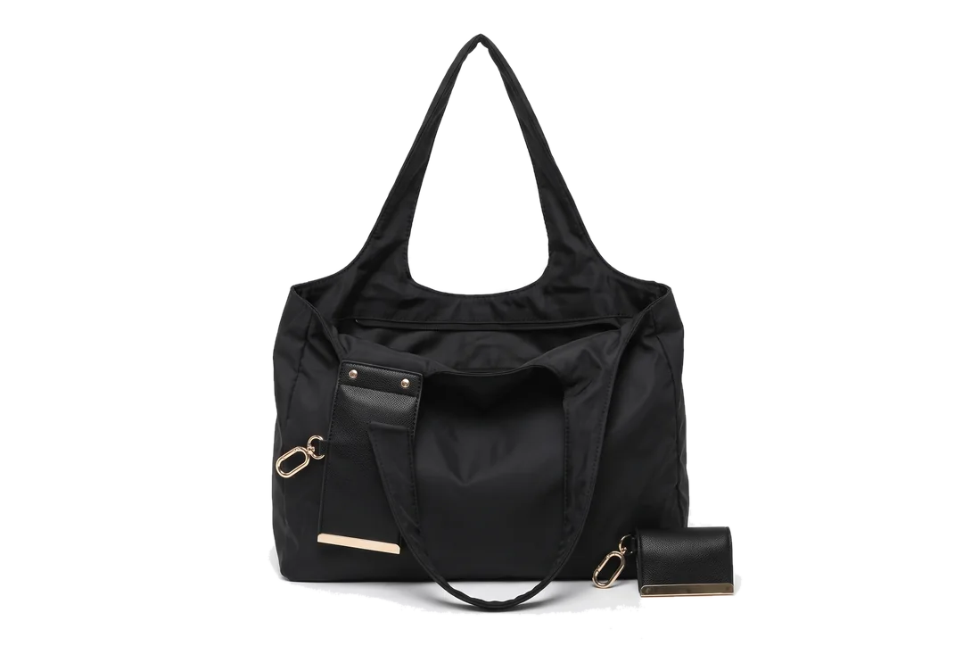 La Pocket Tote enrollándose dentro de su funda de piel con herraje dorado