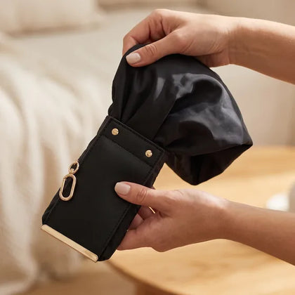 La bolsa saliendo de su funda de piel