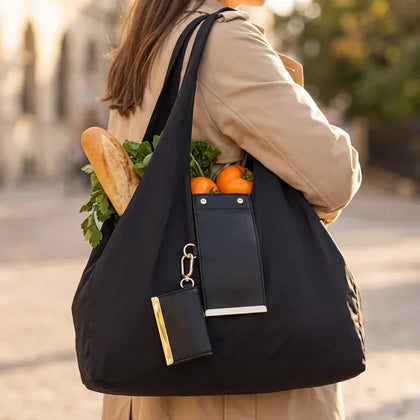 La bolsa volviendo a enrollarse dentro de la funda